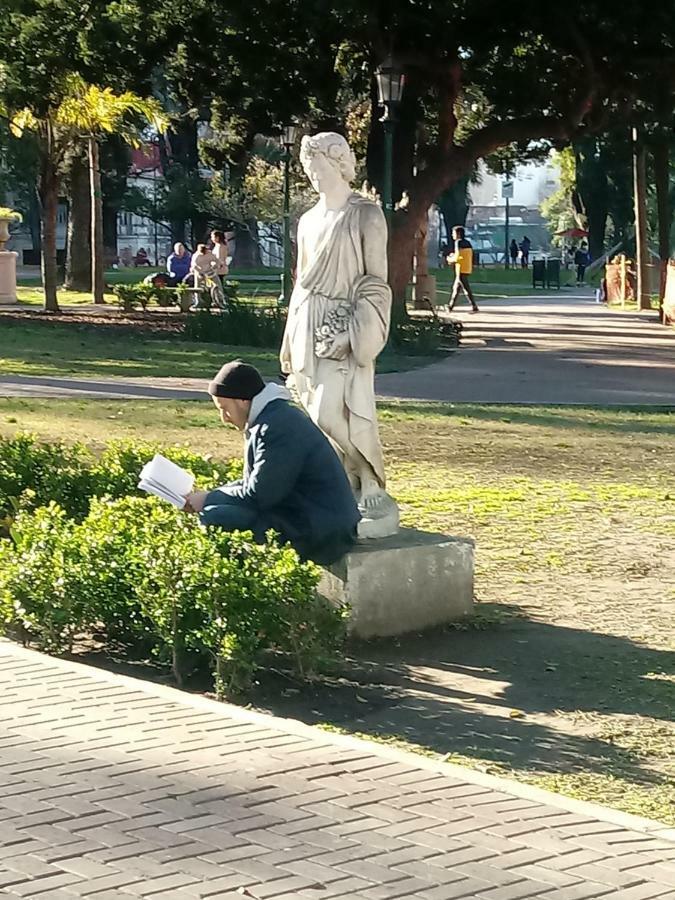 Calido En Parque Lezama Apartment Buenos Aires Bagian luar foto